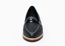 Mocasines de cuero plateado con acabado texturado, diseño clásico con costuras visibles y vira de suela natural cosida. Cuenta con taco plano de 2 cm y plantilla anatómica.