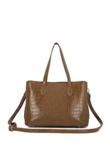 Cartera de hombro Hush Puppies con textura símil cocodrilo, color marrón. Cuenta con doble asa superior, correa ajustable y desmontable, y un dije metálico colgante con el logo de la marca.
