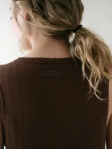 Camisón corto rosado sin mangas, confeccionado en tejido pointelle de calce fluido y liviano, con detalles de costura delicada en el escote y las sisas.