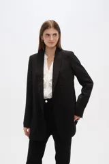 Blazer de viscosa color negro con cuello smoking y bolsillos laterales.