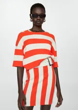 Vestido corto de tejido de punto acanalado con diseño de rayas verticales en color naranja y blanco, cuello redondo y tirantes anchos.