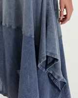 Vestido midi sin mangas en jersey de algodón color celeste, con falda asimétrica combinada con voile. Tiene cuello a la base y teñido acid que le da efecto gastado.