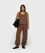 Pantalón deportivo oversize de felpa, color marrón, con cintura elástica y cordón ajustable. Presenta puños acanalados y un parche bordado con el texto "10 DAYS" en el lateral de la pierna.