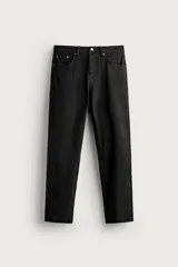 Pantalón relaxed fit azul marino confeccionado en tejido de algodón con estructura, de estilo clásico con cinco bolsillos y cierre frontal con cremallera y botón.