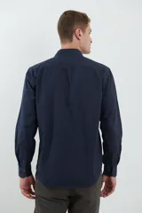 Camisa de vestir de hombre color gris oscuro, de manga larga y corte clásico.