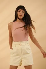 Short color verde agua, de tiro alto con pinzas y bolsillos laterales.