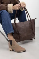 Botas tipo Chelsea de cuero color tostado con paneles elásticos laterales negros, taco de bloque cuadrado con efecto madera y puntera redondeada.