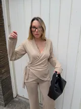 Saco tipo cardigan cruzado de lanilla color beige, con mangas largas y lazo ajustable en la cintura.