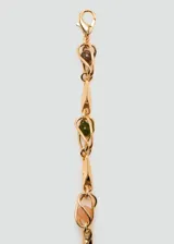 Cinturón fino de metal dorado con detalles de abalorios de colores a lo largo de toda la cadena.