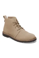 Bota de caña media color taupe, con cordones y suela de goma.