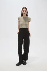 Pantalon de vestir de corte barrel y tiro alto, color negro, con cierre frontal y bolsillos laterales.
