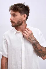 Camisa de hombre color celeste, de manga corta y corte regular, con cuello clásico y botones blancos.