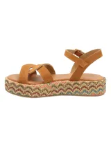 Sandalias de plataforma RKF modelo Clavel, con tiras de cuero en color tostado, suela de rafia trenzada con patrón en zigzag multicolor y tira ajustable en el talón con hebilla metálica dorada.