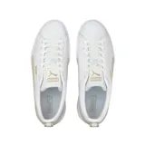 Championes Puma modelo Mayze, de diseño urbano con plataforma alta. Presentan una base blanca con la característica franja lateral de la marca en color negro y detalles en la suela.