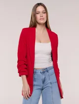 Blazer de crepe color rojo, marca BBJ, con cuello solapa, bolsillos delanteros y mangas tres cuartos con frunce. Cuenta con forro interno.