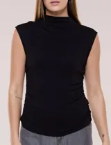 Musculosa negra de modal, con cuello alto, sin mangas y frunces drapeados en los laterales de la cintura.