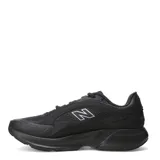 Championes New Balance Catalyst para mujer, de color negro con el logotipo en tono plateado. Confeccionados en malla transpirable con entresuela amortiguada y suela de gran tracción.