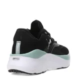 Championes Puma Softride Mayve color beige, con capellada de tejido transpirable, entresuela SOFTRIDE y plantilla SOFTFOAM+ para amortiguación. Cuentan con logo Puma en negro en el lateral y la lengüeta, y suela de goma negra y blanca.