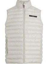 Chaleco acolchado color blanco hueso con cierre frontal y cuello alto. Tiene bolsillos laterales con cierre y parche con logo de la marca en el pecho.