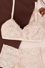 Bralette blanco de puntilla elastizada con forro interno, espalda de lycra, breteles regulables y ganchos en la espalda.