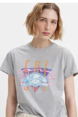 Remera gris de corte clásico con estampado frontal del logo de Levi's 501 en colores celeste, rosa y dorado.