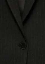 Chaqueta de corte recto con estampado de raya diplomática, cuello con solapas de muesca y cierre frontal de un botón. Cuenta con bolsillos de solapa en la parte delantera, bolsillo de ribete en el pecho, mangas largas con botones en los puños y abertura posterior.