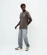 Pantalón de jean con corte recto y estilo vintage, color gris lavado. Presenta diseño clásico de cinco bolsillos, cierre frontal con botón y cremallera, y trabillas para cinturón.
