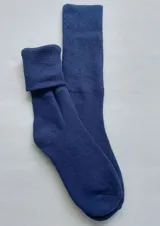 Medias de algodón azul marino con felpa en el interior.