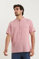 Camisa de manga corta con cuello mao y cierre frontal parcial con botones de coco. Confeccionada en una mezcla de lino y algodón.