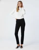 Pantalón color beige de gabardina elastizada, marca Ruby Rd. Delantera con bolsillos simulados y trasera con bolsillos aplicados. Corte recto.