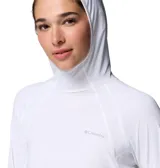 Remera de manga larga Columbia color blanco, con capucha, tecnología Omni-Shade y Omni-Wick, ideal para actividades al aire libre. Presenta orificios para los pulgares en los puños y calce cómodo.