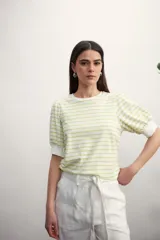 Remera de algodón con estampado de rayas horizontales en color verde claro sobre fondo blanco, con mangas cortas abullonadas y puños lisos.