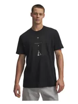 Remera de algodón negra con estampa central en blanco y negro que muestra a un jugador lanzando un balón de básquet, acompañada por el texto 'Greatest shooter of all time' y el logo de Stephen Curry.