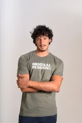 Remera verde militar de manga corta, con cuello redondo y estampa frontal con la inscripción "Original Penguin" en color blanco.