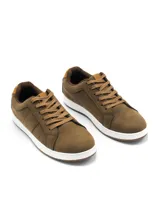 Zapatilla urbana de caña baja, color blanco, con cordones blancos. Presenta paneles laterales con perforaciones y un detalle de refuerzo en el talón de color negro.