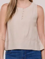 Blusa sin mangas de lino color beige, de silueta recta y relajada, con escote redondo y cartera de botones frontales.
