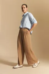 Pantalón ancho color camel de silueta moderna y calce cómodo, con cordones ajustables en la cintura.