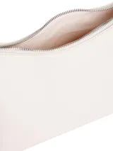 Cartera cruzada de tamaño mediano, color blanco, con correa ajustable y herrajes metálicos. Presenta cierre de cremallera y logo grabado en la parte delantera.