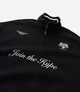 Buzo negro de algodón con felpa, corte boxy, cuello alto con cremallera, mangas largas con puños ajustados y bordado con la frase "Join the hype".