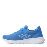 Championes deportivos Umbro modelo Run, color celeste con suela blanca. Confeccionados en tejido de malla transpirable, cuentan con cierre de cordones y el logo de la marca en el lateral y la lengüeta.