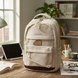 Mochila de diseño funcional en color beige, con compartimento principal amplio, bolsillo frontal con ventana transparente y parche decorativo de capibara. Incluye múltiples bolsillos organizadores, correas ajustables y base reforzada en color marrón.