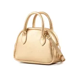 Cartera mini tipo bowling marca XL Extra Large, de color dorado, confeccionada en símil cuero. Cuenta con asas cortas fijas de mano y una correa regulable y desmontable para usar como bandolera. Posee cierre superior y detalle de aplique con el logo de la marca en el frente.