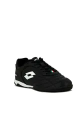 Zapatillas de fútbol sala Lotto modelo Lecce, color negro con el logo de la marca en blanco en el lateral y detalle con los colores de la bandera de Italia en los cordones.