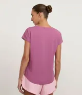 Remera deportiva celeste de microfibra texturizada, con mangas cortas y recortes en los laterales.