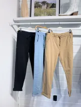 Pantalón de bengalina elástica con cintura elástica y cordón de ajuste, bolsillos laterales y botamangas con dobladillo.