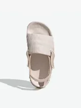 Sandalias Adidas Adifom Adilette XLG color beige, con diseño futurista y proporciones actualizadas. Cuenta con banda ajustable y estructura de una sola pieza de EVA biológico.