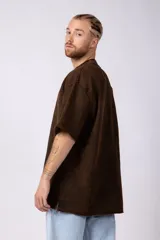 Remeron de algodón rústico con efecto de lavado gastado, corte oversize, cuello redondo y mangas cortas con terminaciones al corte.