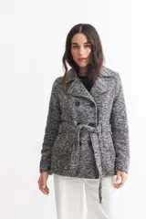 Tapado gris jaspeado con doble botonadura, cuello solapa y lazo en la cintura.