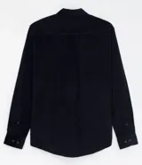 Camisa de manga larga confeccionada en terciopelo de algodón, con cuello clásico, cierre frontal con botones y bolsillo en el pecho.