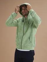 Campera con capucha de toalla color gris claro, con cierre completo y bolsillos frontales.